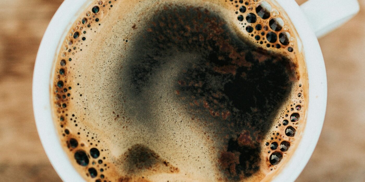 Cafeína e tolerância: por que o efeito muda com o uso frequente
