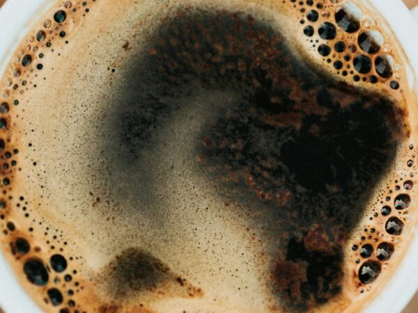 Cafeína e tolerância: por que o efeito muda com o uso frequente