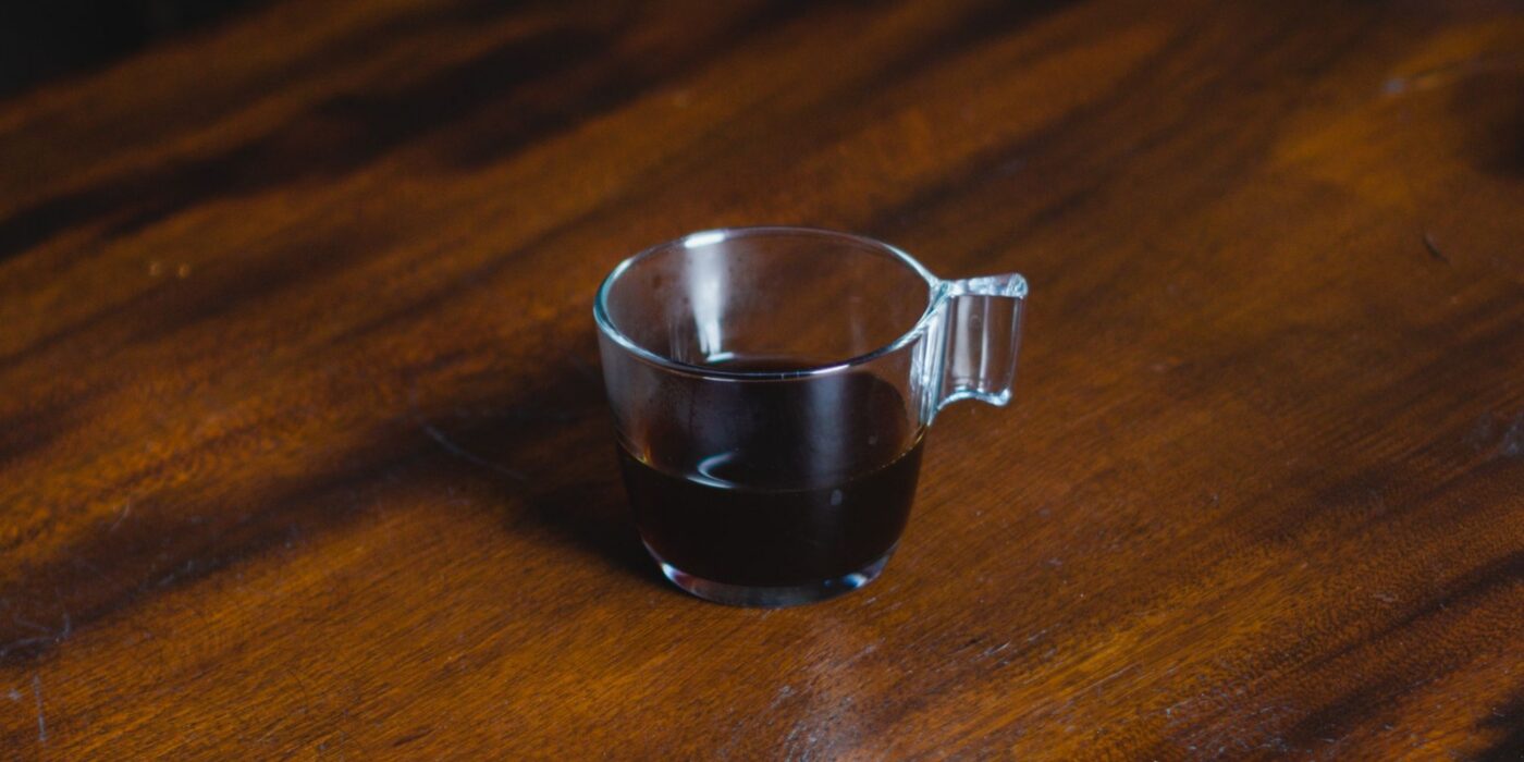 Creatina e cafeína juntas: evidências, desempenho e cuidados
