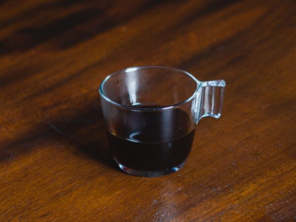 Creatina e cafeína juntas: evidências, desempenho e cuidados