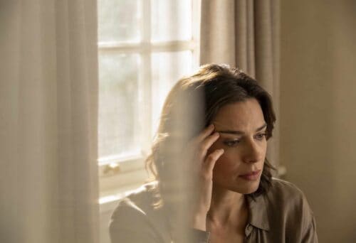 Mulher demonstrando cansaço mental, um dos sinais de falta de ômega 3