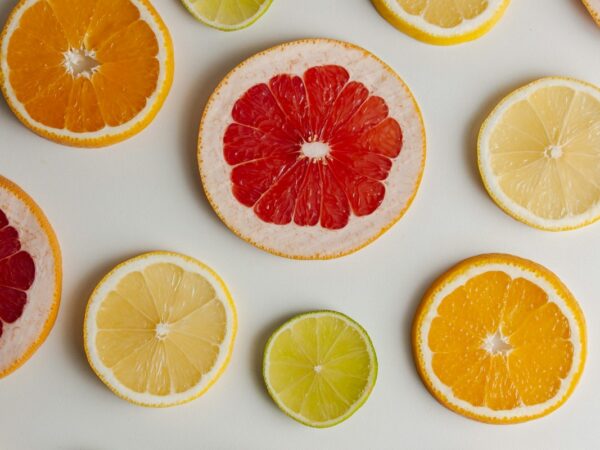 Vitamina C: funções, alimentos e cuidados com suplementos